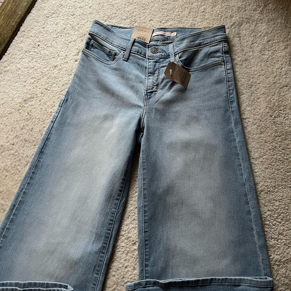 NWT Levi’s 318 Shaping Wide Leg Light Wash Size 27/32 - Picture 2 of 13